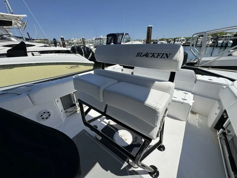 Slide: The Image of Blackfin 212 CC 2020 - 12