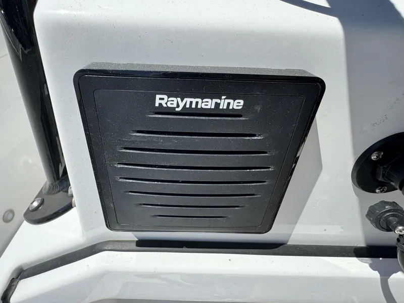 Slide: The Image of Blackfin 212 CC 2020 - 24