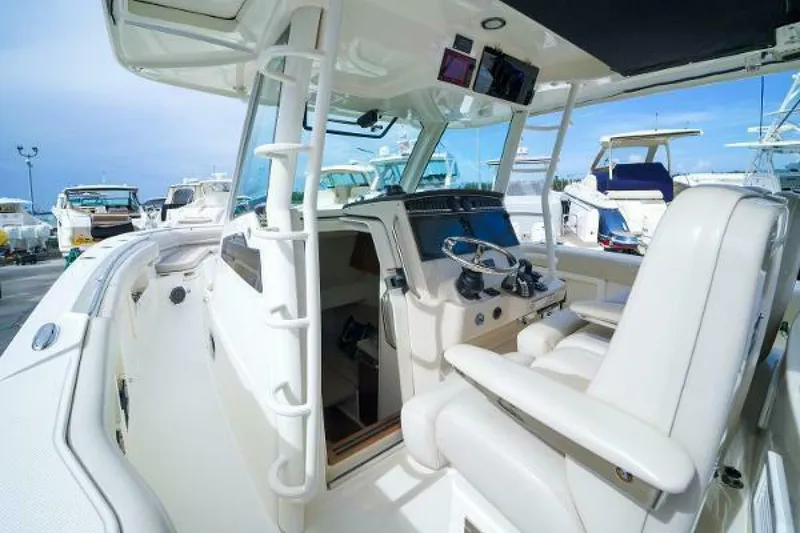 Slide: The Image of Boston Whaler 380 Outrage 2018 - 18