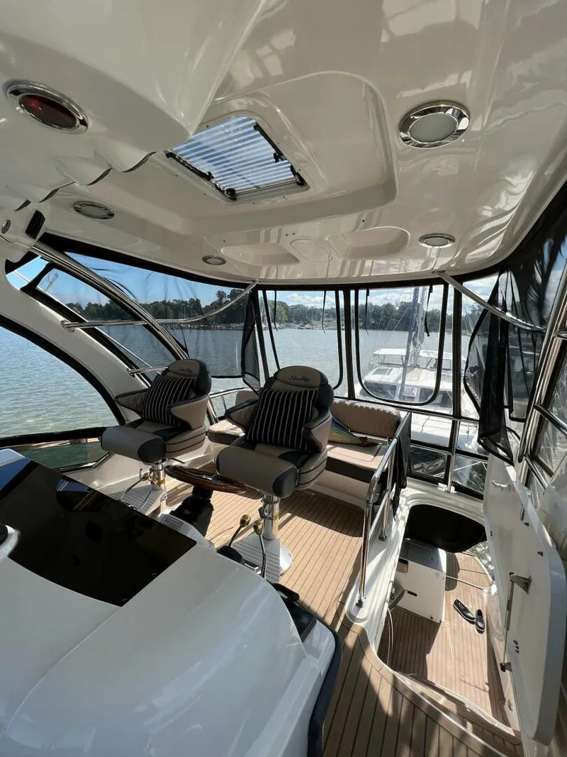 Slide: The Image of Sea Ray 500 Sedan Bridge 2005 - 28