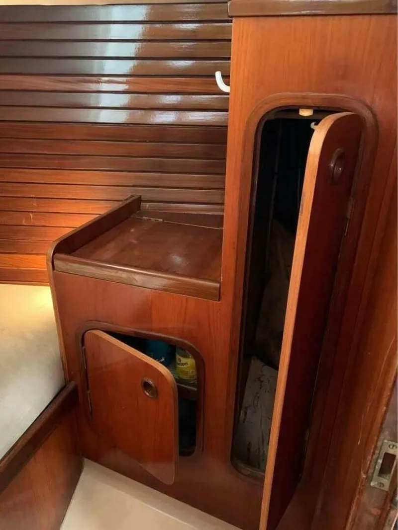 Slide: The Image of Beneteau 42 First 1984 - 4