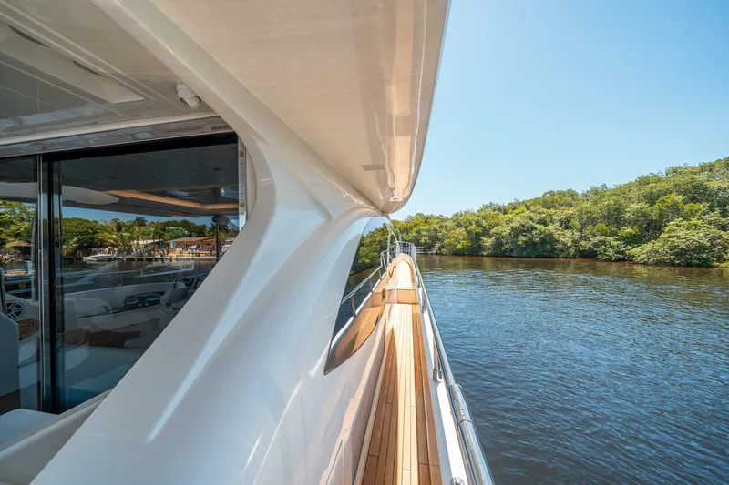 Slide: The Image of Azimut 75 Fly 2010 - 18