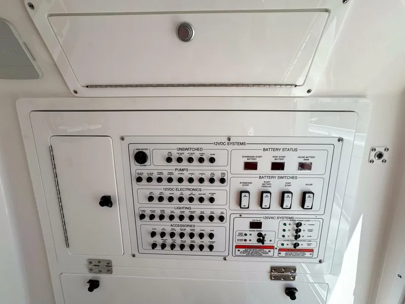 Slide: The Image of Edgewater 325CC 2025 - 13