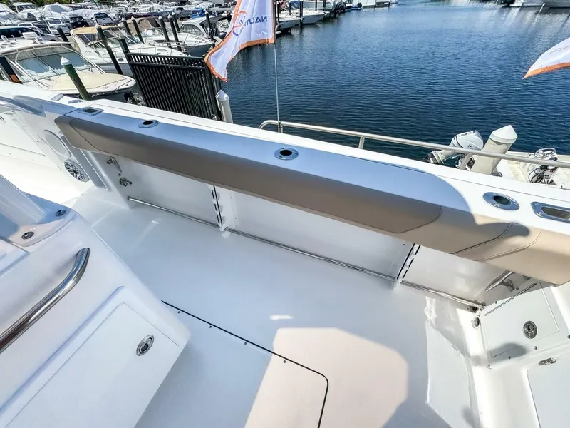 Slide: The Image of Edgewater 325CC 2025 - 20