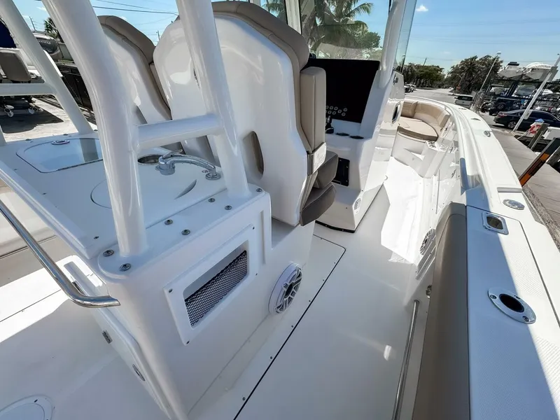 Slide: The Image of Edgewater 325CC 2025 - 30