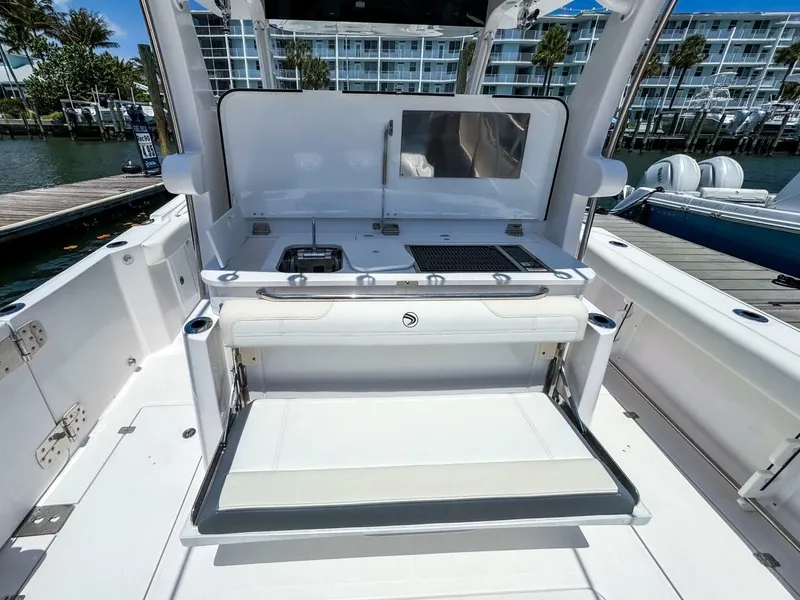 Slide: The Image of Edgewater 370CC 2025 - 11