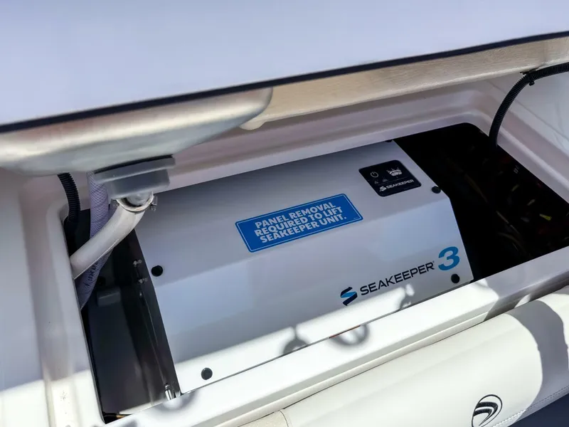 Slide: The Image of Edgewater 370CC 2025 - 12