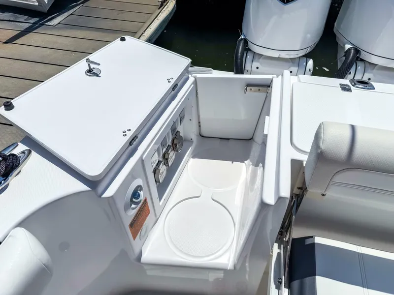 Slide: The Image of Edgewater 370CC 2025 - 28
