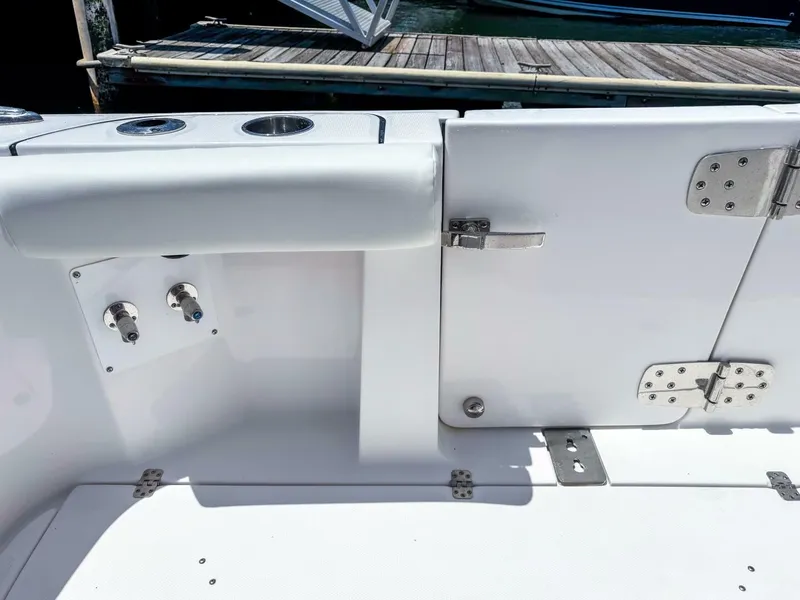 Slide: The Image of Edgewater 370CC 2025 - 29