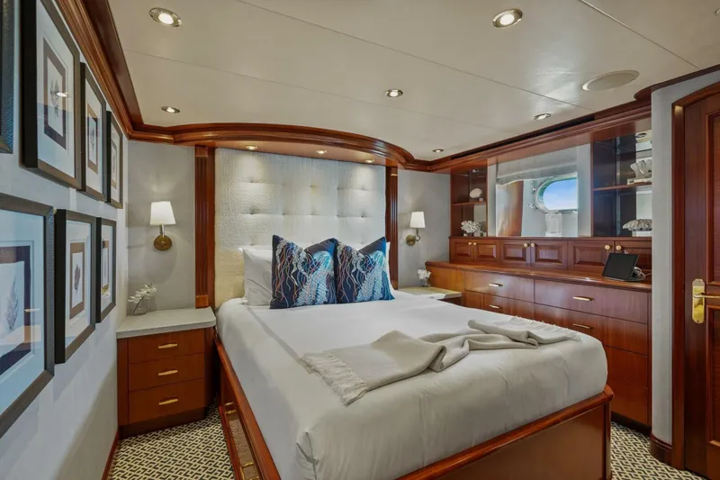 Slide: The Image of Crescent Raised Pilothouse 2004 - 25