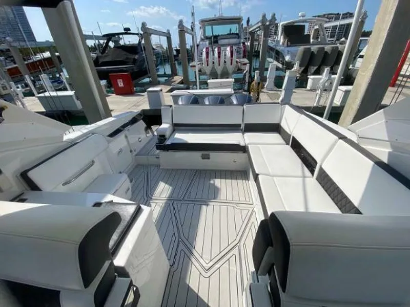 Slide: The Image of Monterey 385 SE 2018 - 8