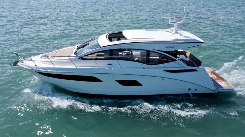 Slide: The Image of Sea Ray 400 Sundancer 2017 - 14