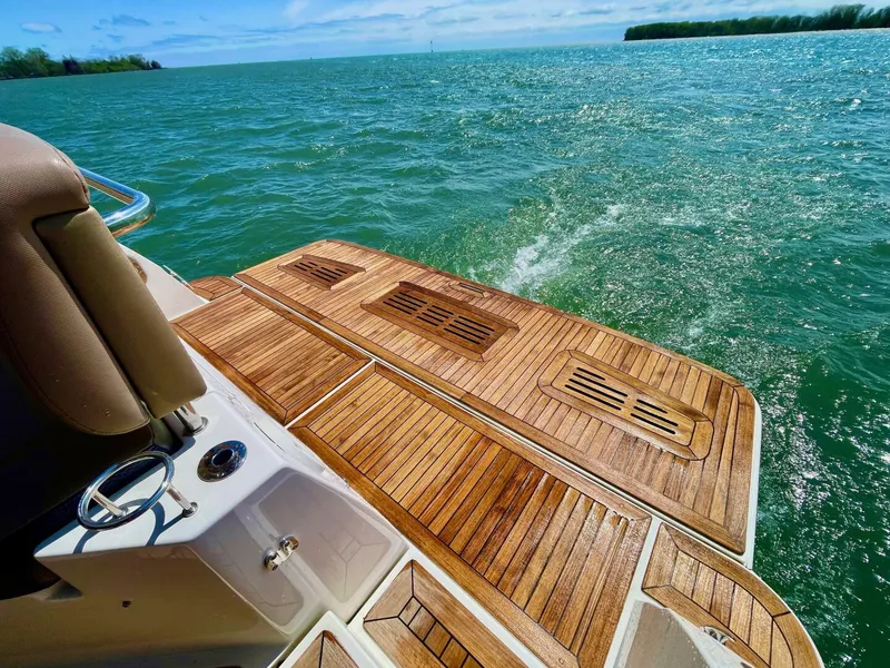 Slide: The Image of Sea Ray 400 Sundancer 2017 - 16