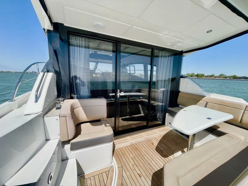 Slide: The Image of Sea Ray 400 Sundancer 2017 - 18