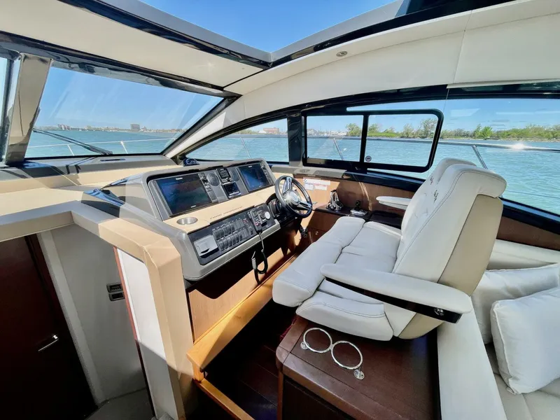 Slide: The Image of Sea Ray 400 Sundancer 2017 - 36