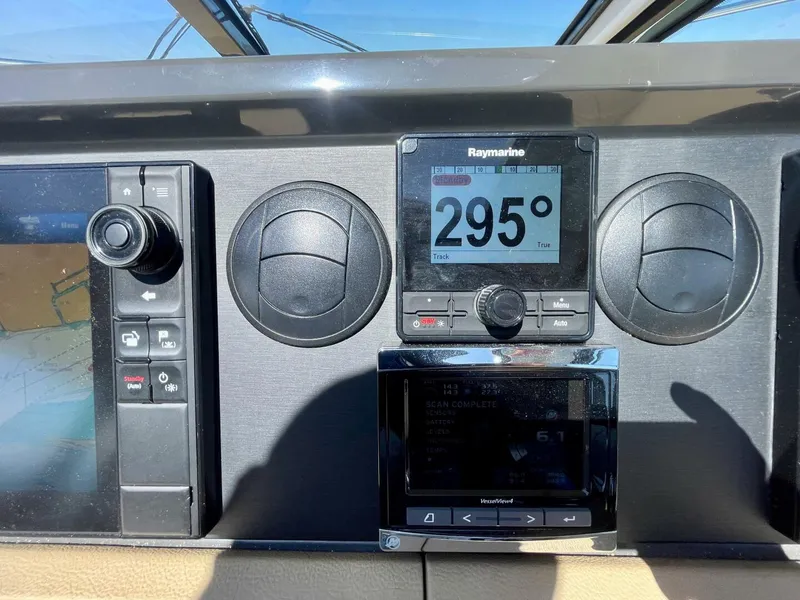 Slide: The Image of Sea Ray 400 Sundancer 2017 - 41