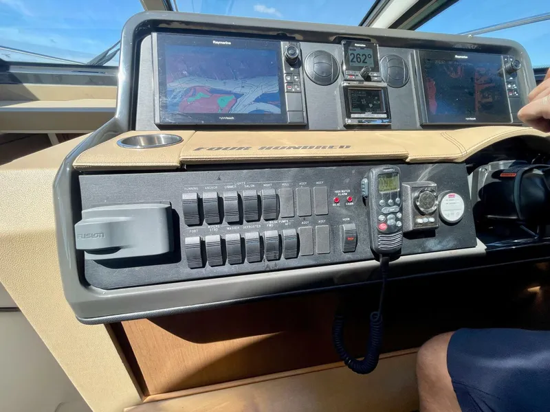 Slide: The Image of Sea Ray 400 Sundancer 2017 - 43