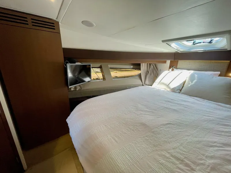 Slide: The Image of Sea Ray 400 Sundancer 2017 - 49