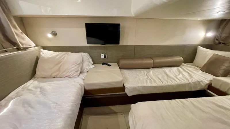 Slide: The Image of Sea Ray 400 Sundancer 2017 - 61