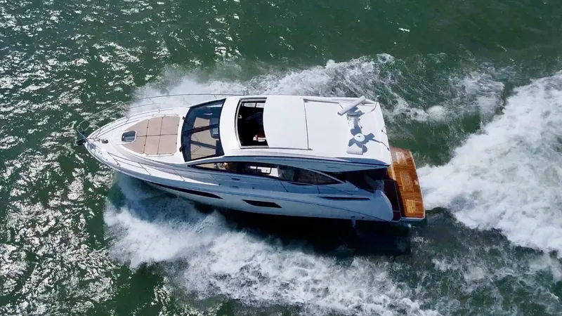 Slide: The Image of Sea Ray 400 Sundancer 2017 - 8