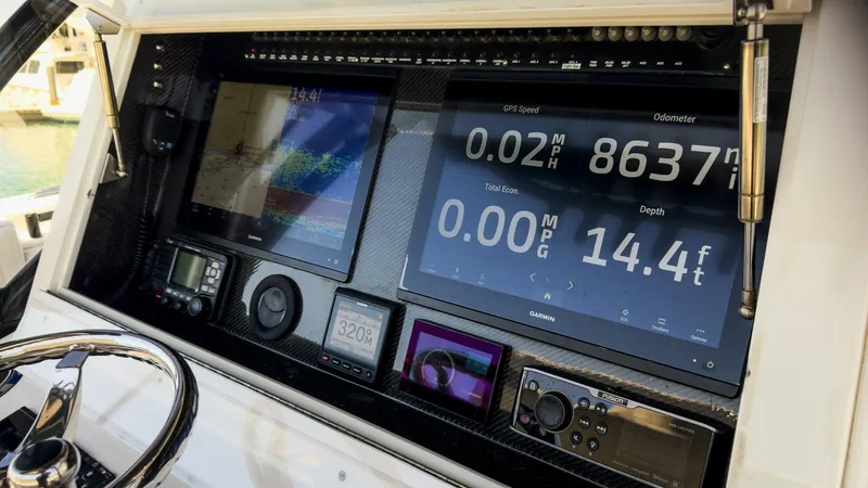 Slide: The Image of Sea Hunter 39 Center Console 2019 - 10