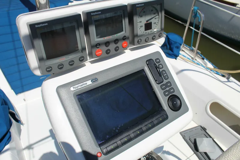 Slide: The Image of Catalina 36 MkII 2000 - 17