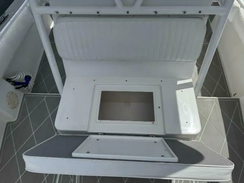 Slide: The Image of Regulator Marine 23 Center Console 2005 - 16