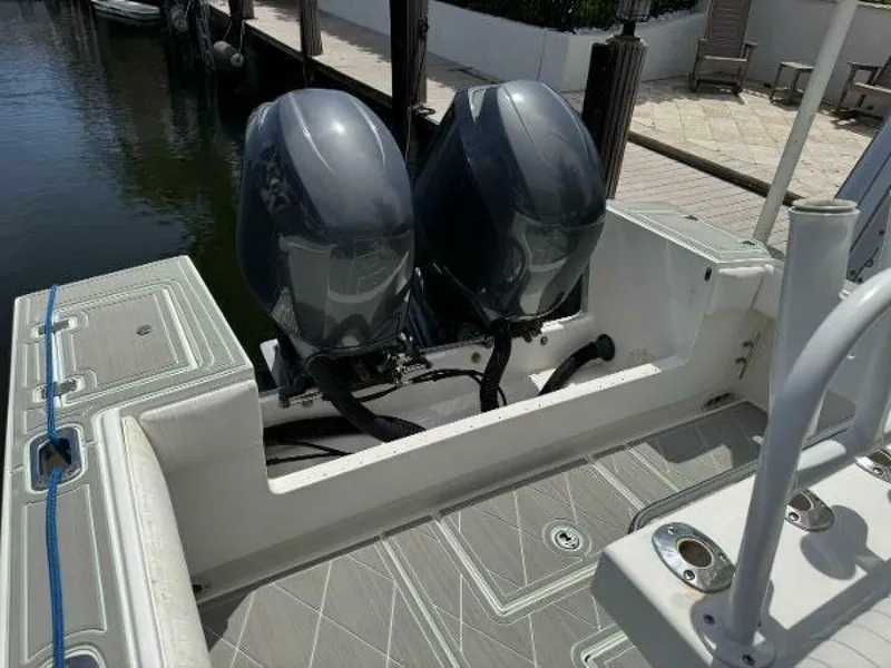 Slide: The Image of Regulator Marine 23 Center Console 2005 - 17