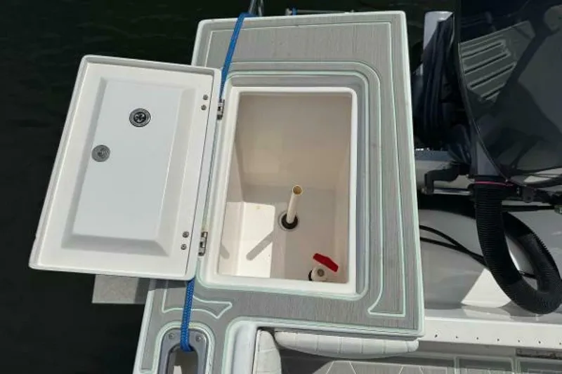Slide: The Image of Regulator Marine 23 Center Console 2005 - 18