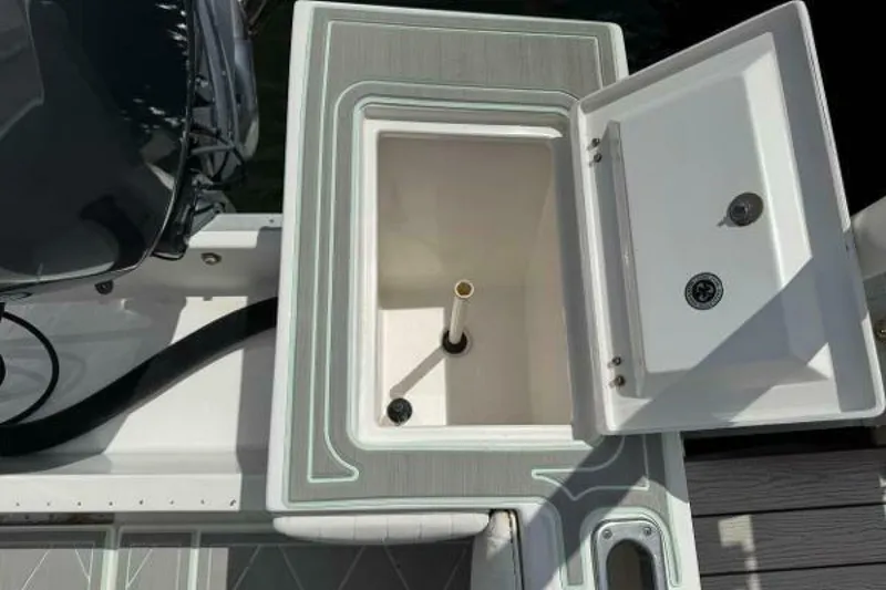 Slide: The Image of Regulator Marine 23 Center Console 2005 - 19