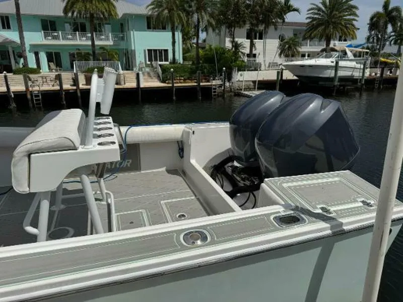 Slide: The Image of Regulator Marine 23 Center Console 2005 - 20