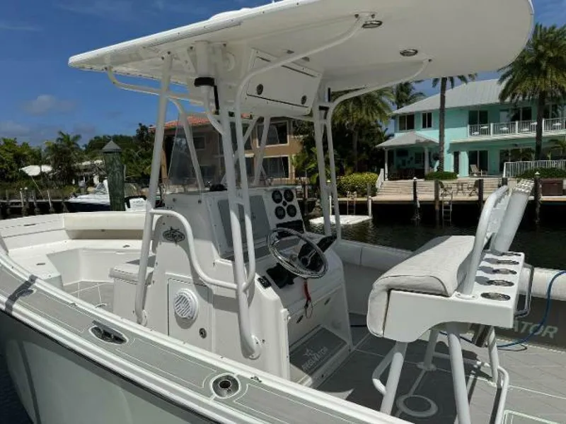 Slide: The Image of Regulator Marine 23 Center Console 2005 - 21