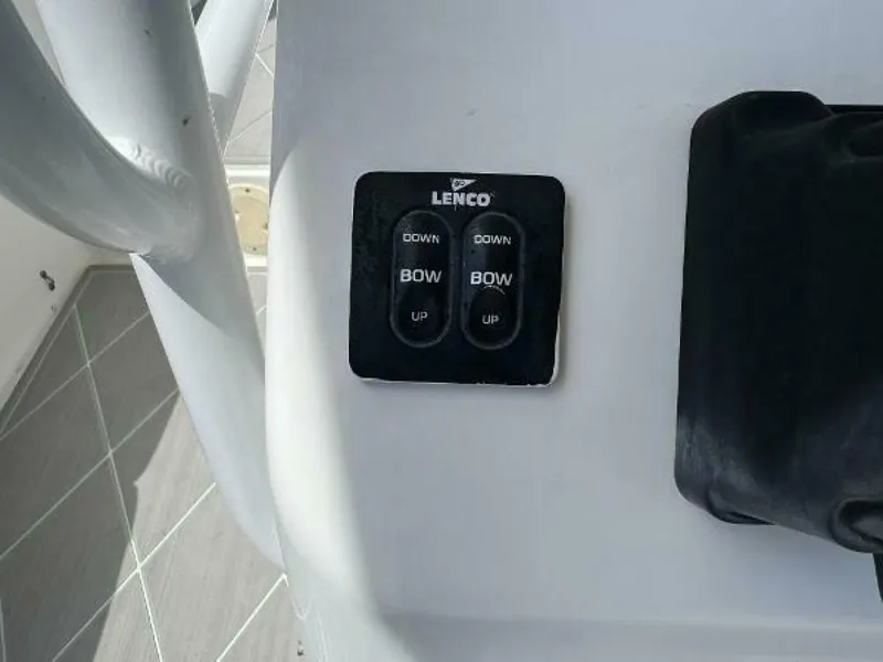 Slide: The Image of Regulator Marine 23 Center Console 2005 - 22