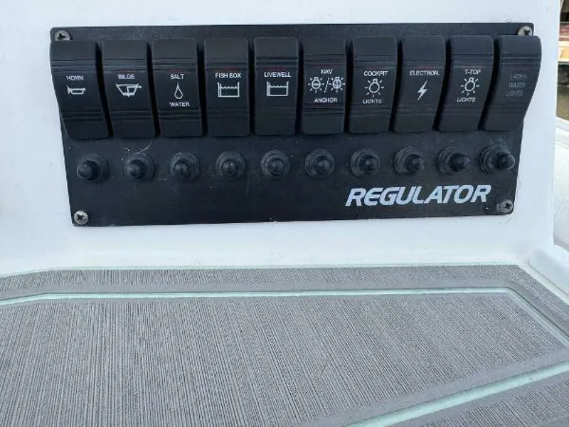 Slide: The Image of Regulator Marine 23 Center Console 2005 - 23