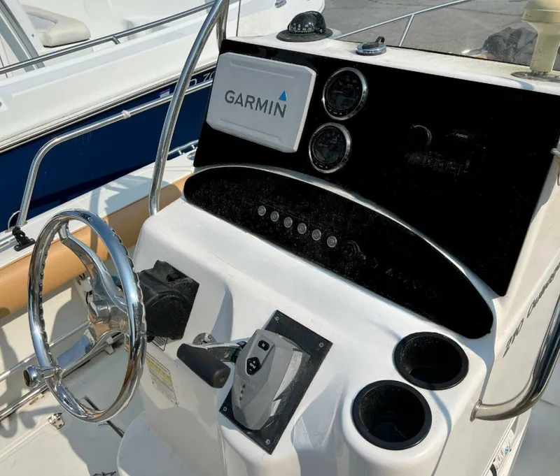 Slide: The Image of Boston Whaler 210 Outrage 2004 - 7