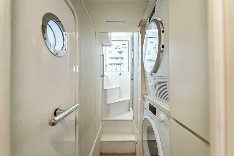 Slide: The Image of Ferretti 670 2023 - 28