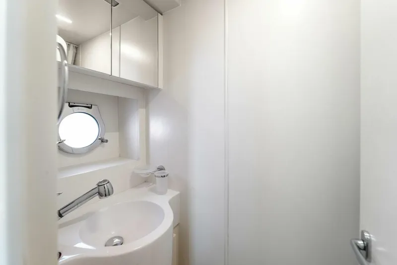 Slide: The Image of Ferretti 670 2023 - 29