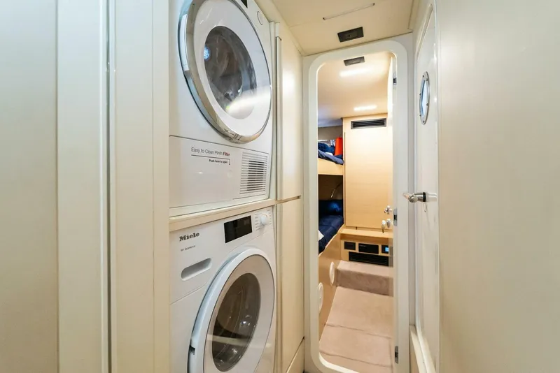 Slide: The Image of Ferretti 670 2023 - 30