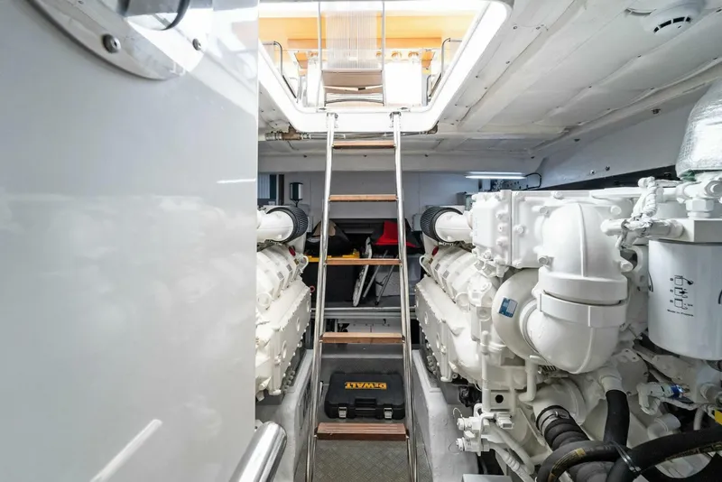 Slide: The Image of Ferretti 670 2023 - 31
