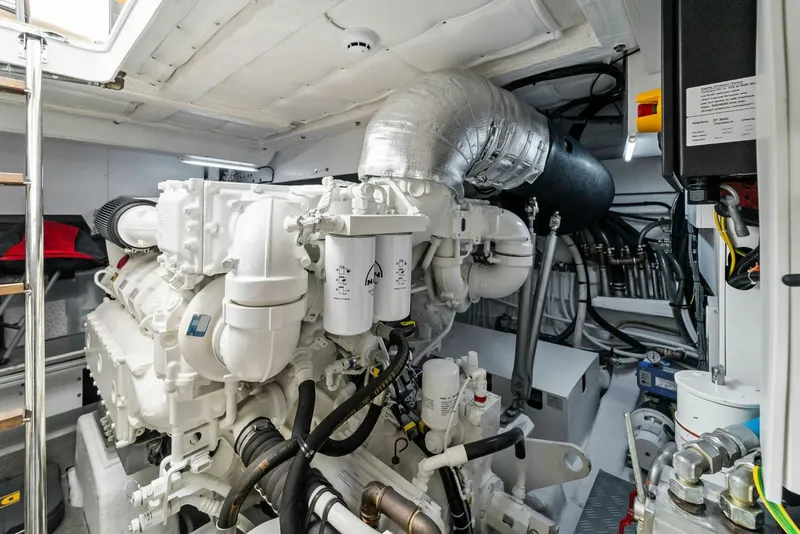 Slide: The Image of Ferretti 670 2023 - 32