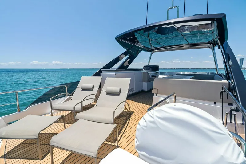 Slide: The Image of Ferretti 670 2023 - 38