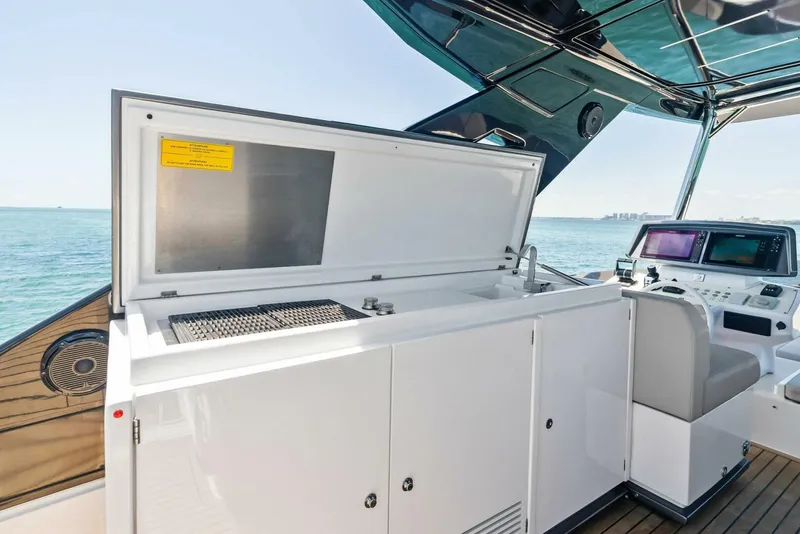 Slide: The Image of Ferretti 670 2023 - 44