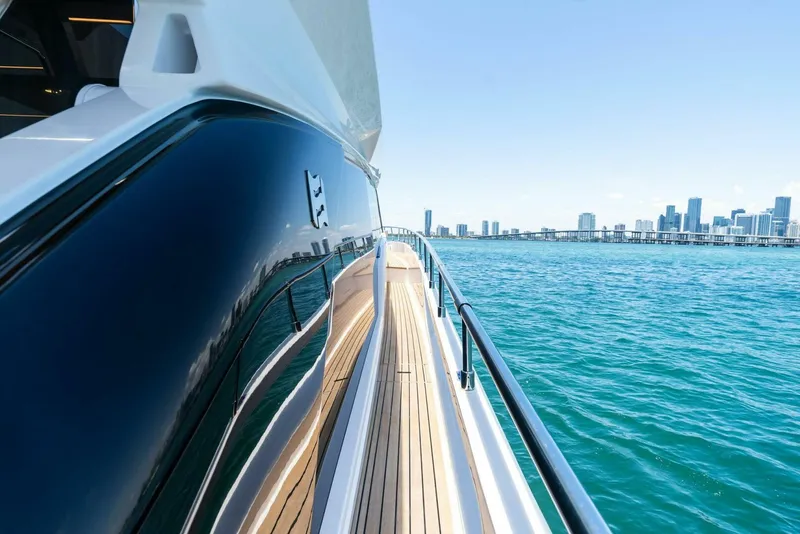 Slide: The Image of Ferretti 670 2023 - 45