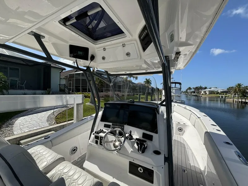 Slide: The Image of Sea Fox 328 Commander 2023 - 6