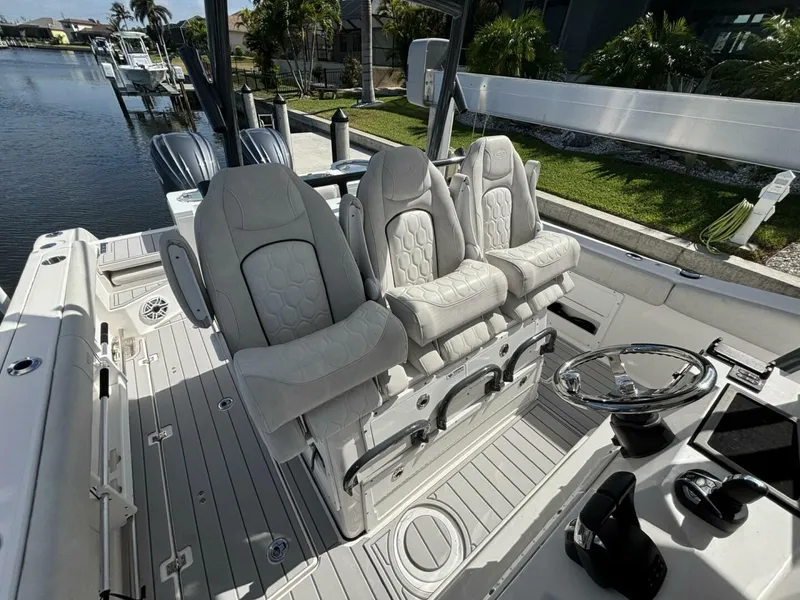 Slide: The Image of Sea Fox 328 Commander 2023 - 7