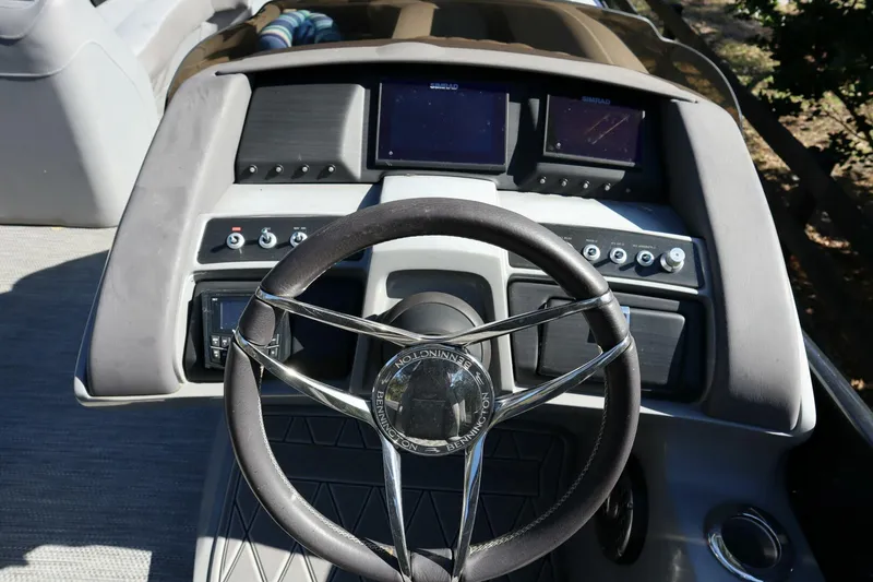 Slide: The Image of Bennington RX25 Sport 2021 - 8