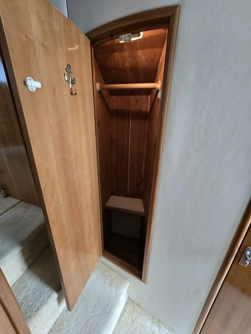 Slide: The Image of Carver Yachts 444 Cockpit Motor Yacht 2002 - 40
