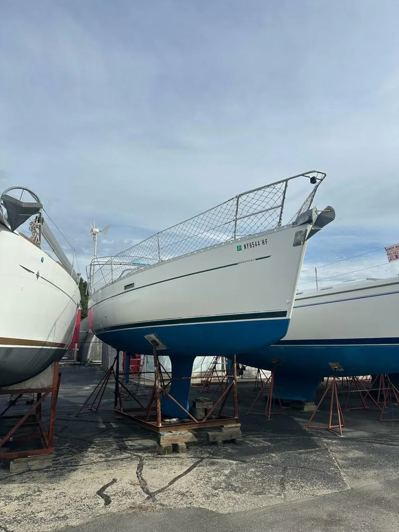 Slide: The Image of Beneteau 331 2000 - 10