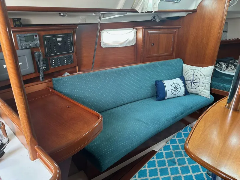 Slide: The Image of Beneteau 331 2000 - 16
