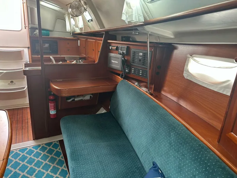 Slide: The Image of Beneteau 331 2000 - 17